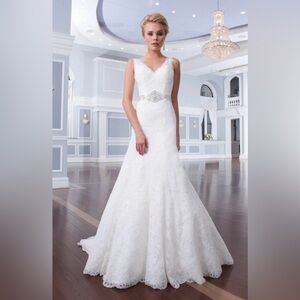 Elegant White Lace V-Neck Mermaid Wedding Dress